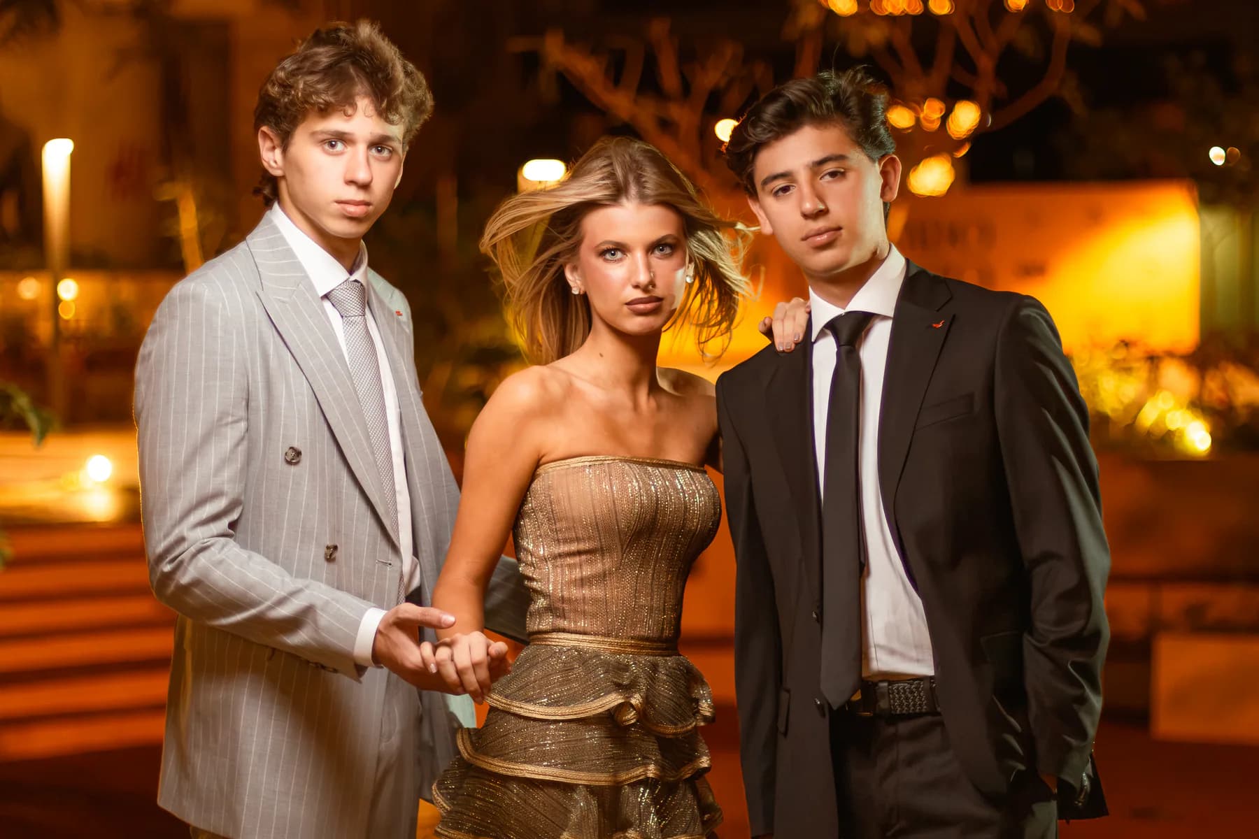 Grupo de modelos con estilismo formal en un entorno nocturno