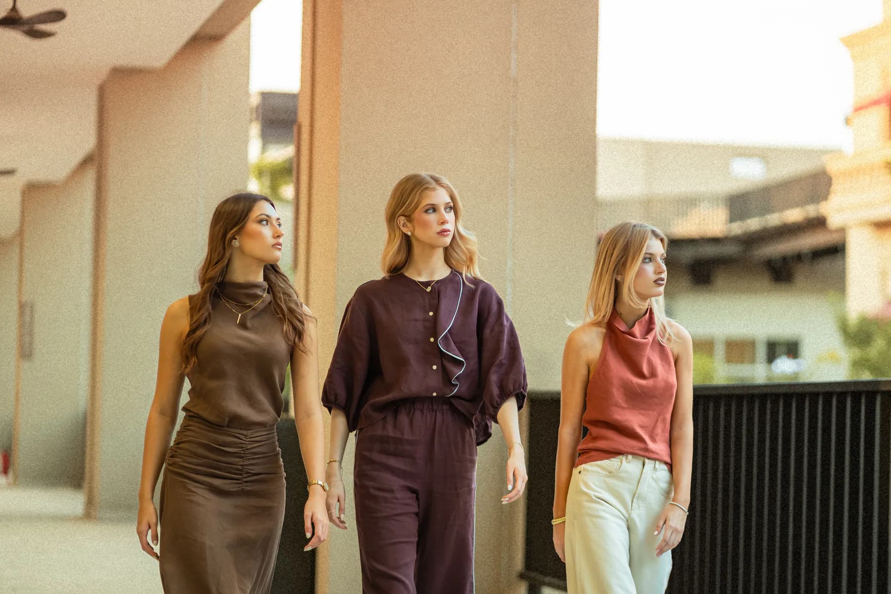 Tres modelos caminando por las galerías de Distrito Perseverancia