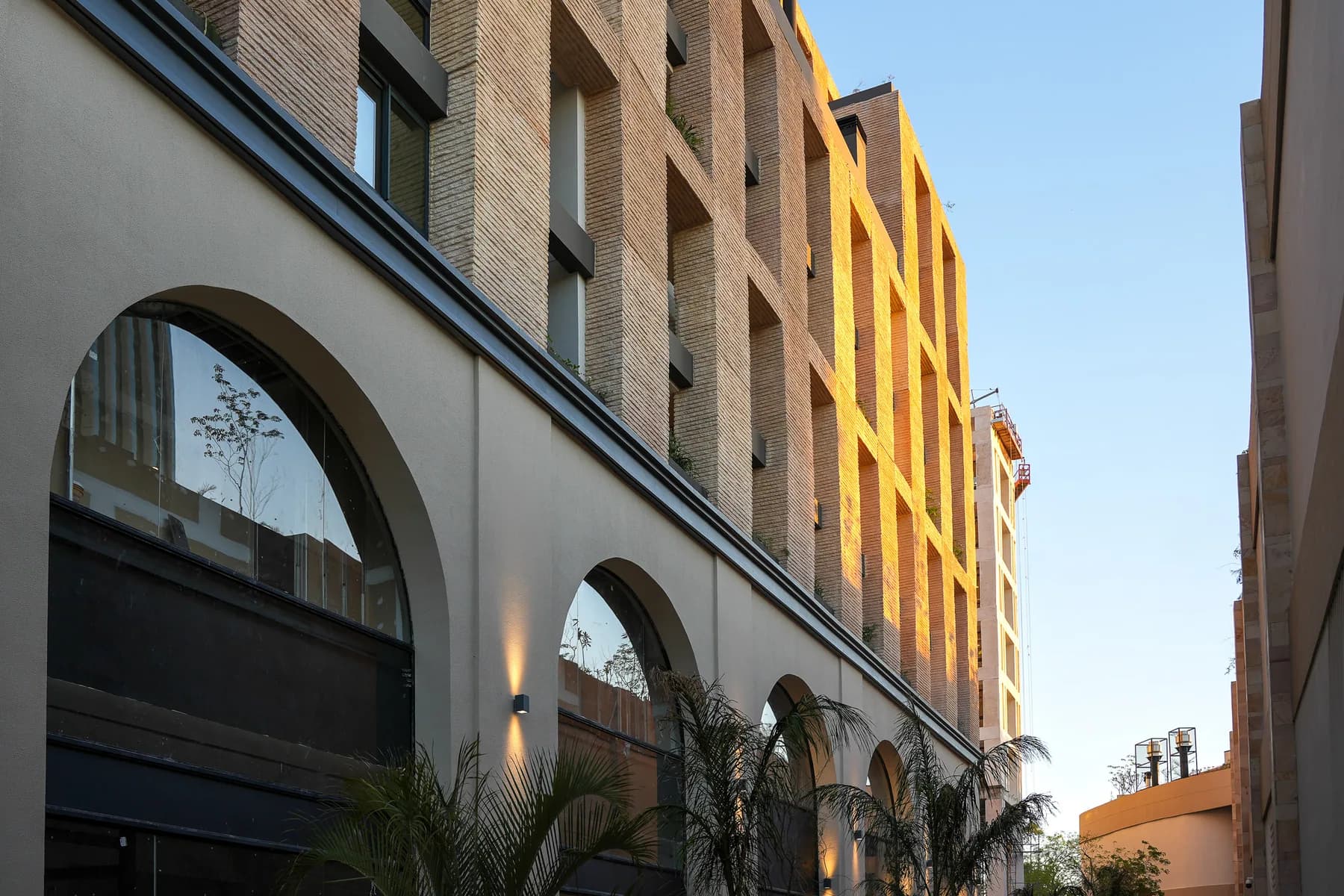 Fachada de arcos y arquitectura de Distrito Perseverancia